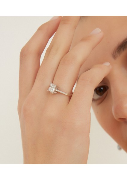 By Araj Jewellery 14 Ayar Altın 0.19 Karat Kolları Pırlanta Taşlı Kare Baget Yüzük