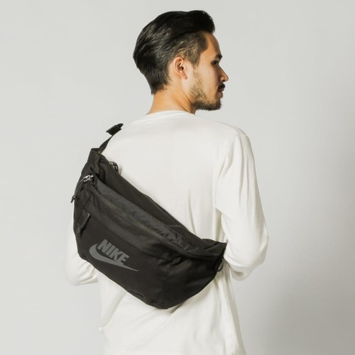 nike large tech hip pack