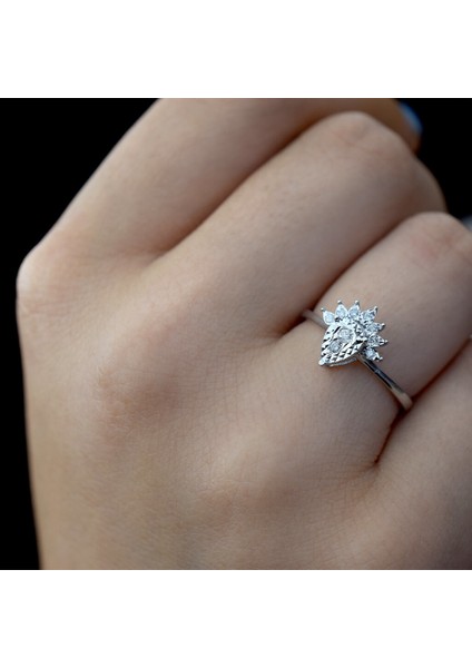 Taç Görünümlü Damla Pırlanta Yüzük