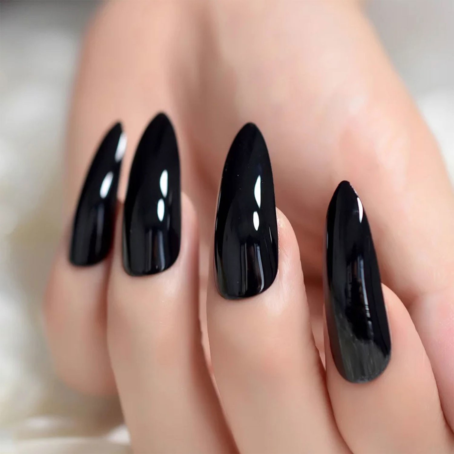 Средние черные ногти. Черные ногти. Черные ноги. Чёрный маникюр на длинные ногти. Черный й глянцевый маникюр.