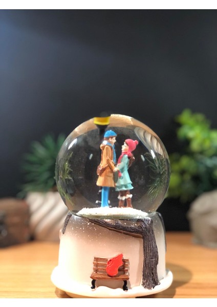 Romantik Aşıklar Orta Boy Kar Küresi Işıklı ve Müzikli