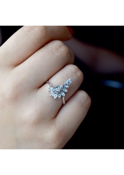 0.13 Ct. Damla Taç Modern Tasarım Pırlanta Yüzük fiyatları