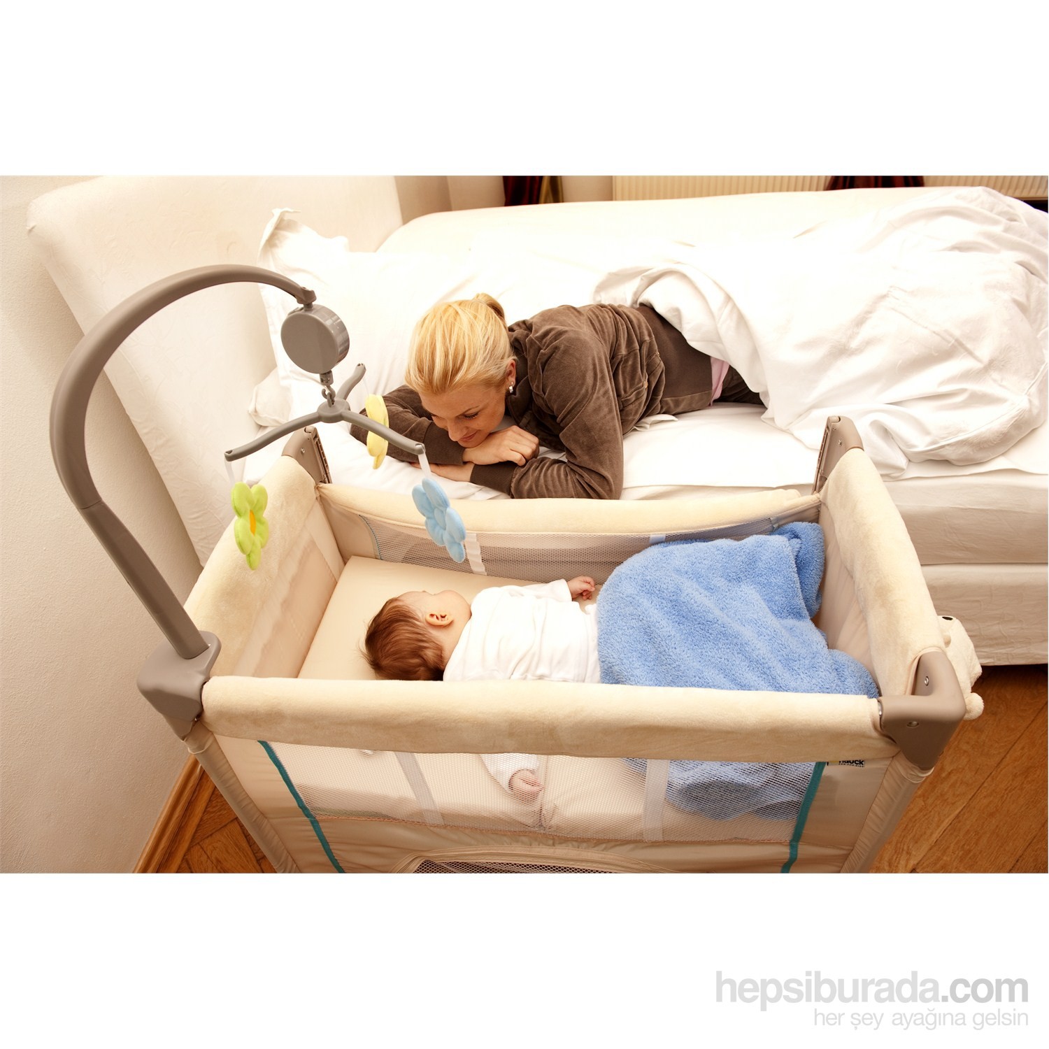 1 кровать с мамой. Манеж Hauck Dream`n Care Center. Манеж-кровать Hauck Dream'n Care. Кроватки для новорожденных к кровати. Детская кроватка для новорожденных рядом с кроватью.