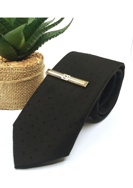 Gold Renk Çerçeve Desen Beyaz Taşlı Kravat Iğnesi KIY592 fiyatları