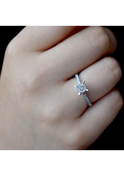 0.23 Ct. Kolu Taşlı Modern Tasarım Pırlanta Tektaş Yüzük