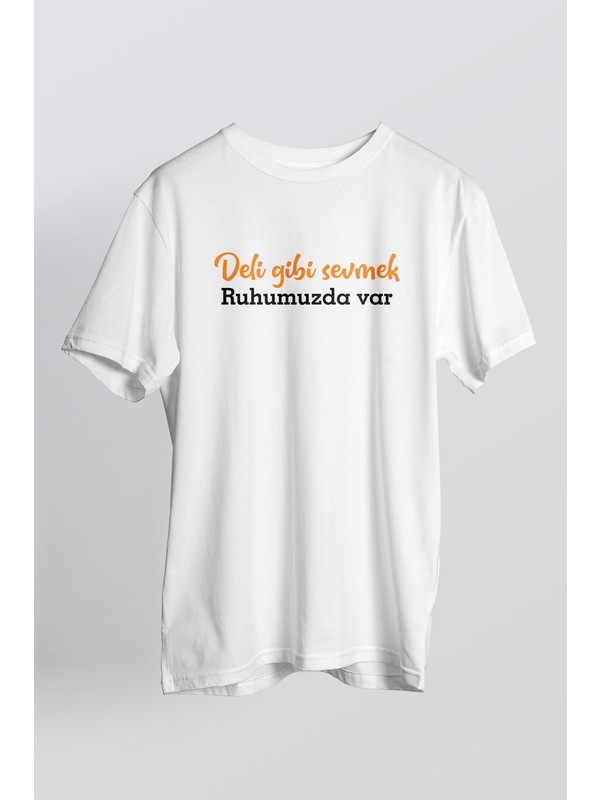 Hobyusa Beyaz Deli Gibi Sevmek Ruhumuzda Var Baskılı T-Shirt