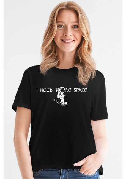 Uzayda Kaykay Siyah Kısa Kollu Kadın T-Shirt