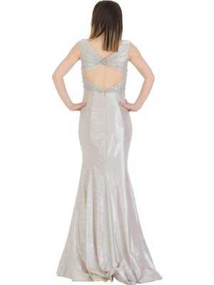 Günay Fierte Kadın Abiye Elbise LG6403 Oval Yaka Kolsuz Sırt Detay Inci Taş Işleme Parlak Kumaş Balık Nişan Düğün Nikah Mezuniyet Gold Gümüş