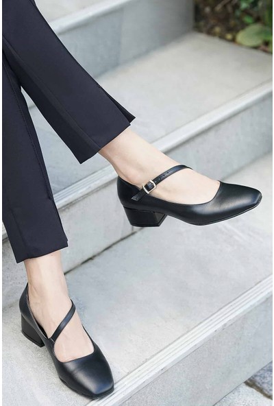 Mio Gusto Siyah Deri Çapraz Bantlı Kısa Topuklu Ayakkabı