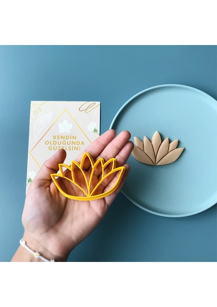 Lotus Kurabiye Kalıbı ve 'kendin Olduğunda Güzelsin' Motto Kartı