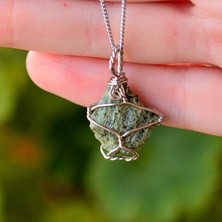 Taş Sandığı Ham Diopsit Taşı Kolye - Tel Sargılı