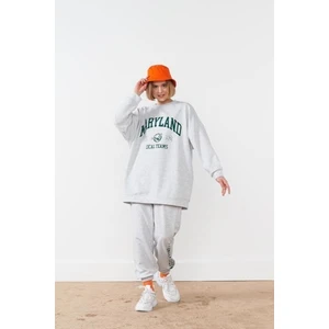 Tesettür Kadın Sweatshirt ve Lastikli Pantolon Takım – Pamuklu, Baskılı, Rahat Kesim, Günlük ve Konforlu