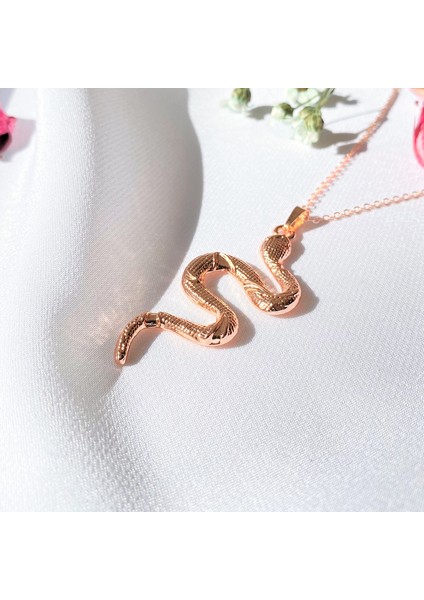 Rose Yılan Figür Metal Kolye