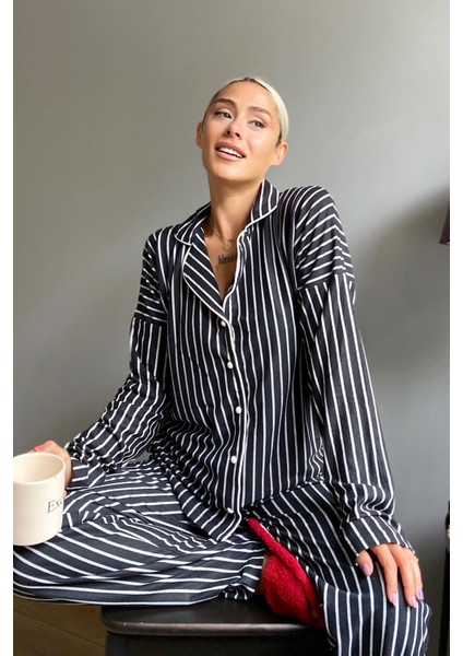 Çizgi Baskılı Önden Düğmeli Uzun Kollu Kadife Pijama Takımı