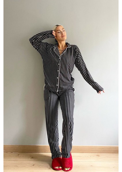 Çizgi Baskılı Önden Düğmeli Uzun Kollu Kadife Pijama Takımı