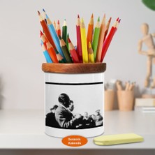 Asilmeydan Oturan Kemal Atatürk Ahşap Seramik Kalemlik -Ataturk (1184)