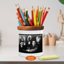 Asilmeydan Bayraklı Oturan Kemal Atatürk Ahşap Seramik Kalemlik -Ata1161)