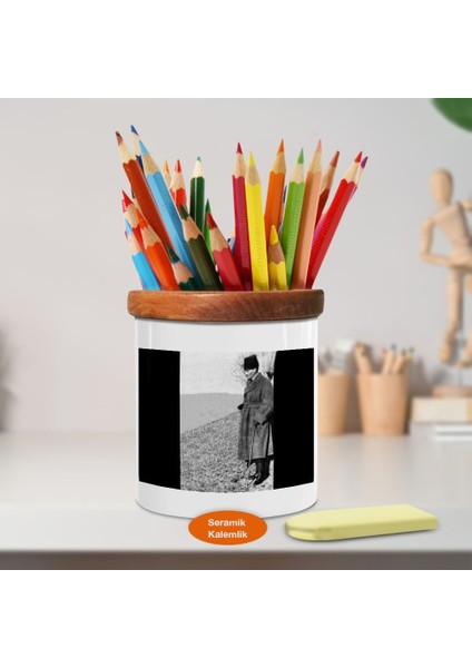 Arazide Paltolu Kemal Atatürk Ahşap Seramik Kalemlik -ATA1224)