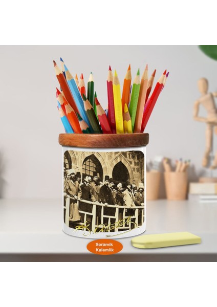 Balkonda Mustafa Kemal Atatürk Ahşap Seramik Kalemlik - S277