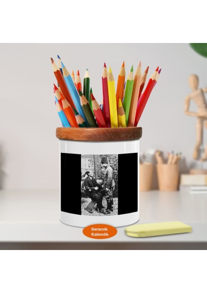 Bahçede Mustafa Kemal Atatürk Ahşap Seramik Kalemlik -A1130)