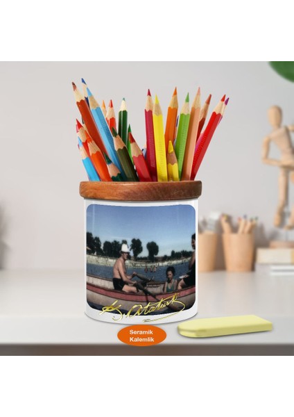 Sandalda Mustafa Kemal Atatürk Ahşap Seramik KALEMLIK-(900)