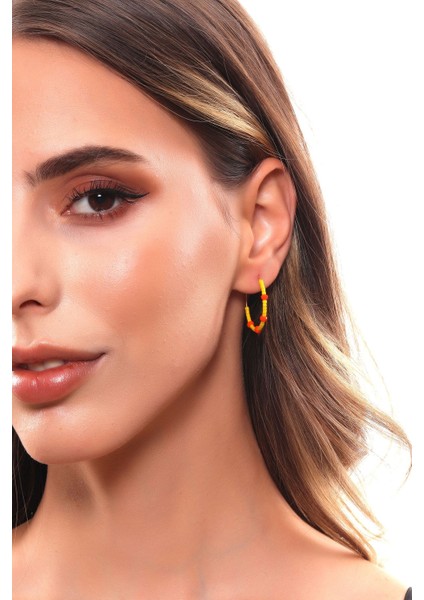 Kadın Turuncu Cam Boncuk Detaylı Sarı Kum Boncuk Geçirmeli Model Halka Küpe modelleri