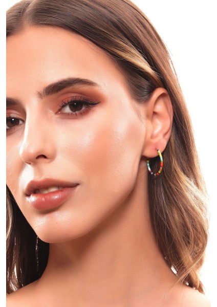 Kadın Renkli Kum Boncuk Geçirmeli Model Halka Küpe