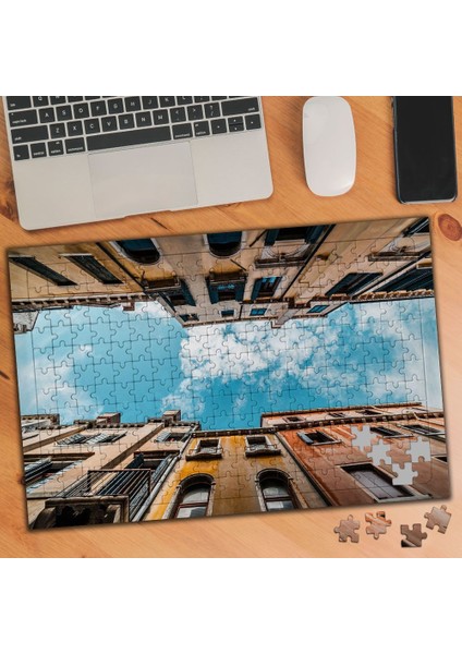 Venedik-Italya Sokaktan Dar Gökyüzü 240 Parça Puzzle YAPBOZ-1136110