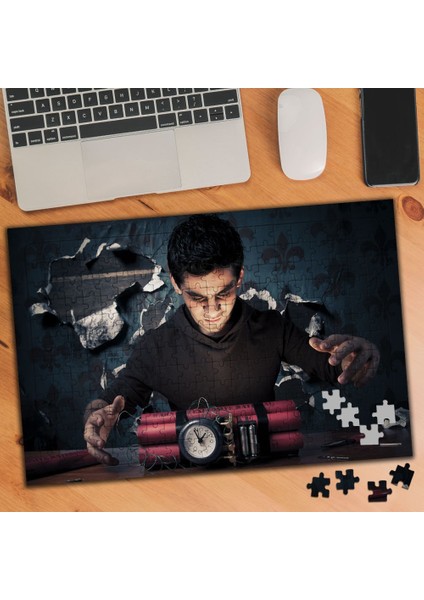 Saatli Bombayı Tutan Genç 240 Parça Puzzle Yapboz TABLO-38067841