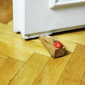 Çanak Sepeti 2'li Ahşap Kapı Altığı Altı Stoperi Kahveuğurböceği
