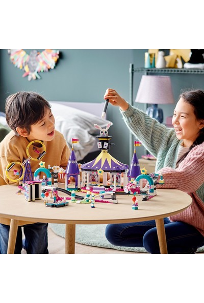 LEGO® Friends Sihirli Lunapark Treni 41685 Yapım Seti; Lunapark Oyuncaklarını Seven Çocuklar İçin Oyun Seti (974 Parça)