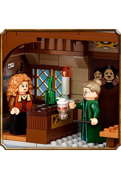LEGO® Harry Potter™ Hogsmeade™ Köyü Ziyareti 76388 Balyumruk Şekerci Dükkanı ve Üç Süpürge Barı’nın Bulunduğu Yapım Seti (851 Parça)