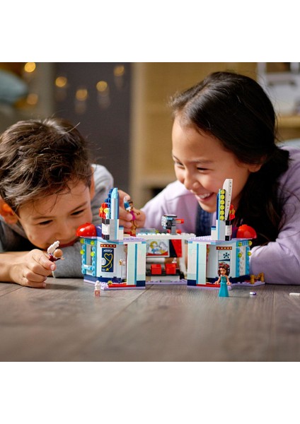 Friends Heartlake City Sineması 41448 - Çocuklar için Şehir Sineması Oyuncak Yapım Seti (451 Parça)