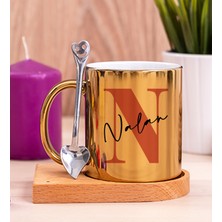 Hediye Dükkanı Kişiye Özel Baş Harfli Üzeri Isim Yazılı Ahşap Altlıklı Gold Kupa Bardak