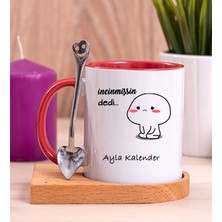 Hediye Dükkanı Kişiye Özel Incinmişsin Dedi Tasarım Esprili Ahşap Altlıklı Kırmızı Kupa Bardak