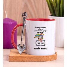 Hediye Dükkanı Kişiye Özel Biz Akıllanmayız Tasarım Esprili  Ahşap Altlıklı Kırmızı Kupa Bardak