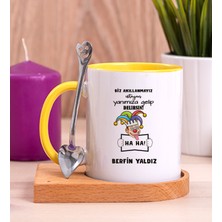 Hediye Dükkanı Kişiye Özel Biz Akıllanmayız Tasarım Esprili  Ahşap Altlıklı Sarı Kupa Bardak