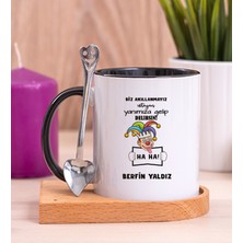 Hediye Dükkanı Kişiye Özel Biz Akıllanmayız Tasarım Esprili  Ahşap Altlıklı Siyah Kupa Bardak