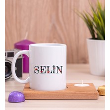 Hediye Dükkanı Kişiye Özel Çiçek Harf Tasarım Isim Yazılı Ahşap Altlıklı Mumlu Beyaz Kupa Bardak