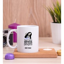 Hediye Dükkanı Kişiye Özel Herkes Delirdi Tasarım Esprili Ahşap Altlıklı Mumlu Beyaz Kupa Bardak