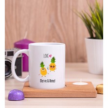 Hediye Dükkanı Kişiye Özel Sevimli Ananaslar Ahşap Altlıklı Mumlu Beyaz Kupa Bardak