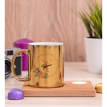 Hediye Dükkanı Kişiye Özel Geometrik Yaldız Tasarımlı Isimli Ahşap Altlıklı Mumlu Gold  Kupa Bardak