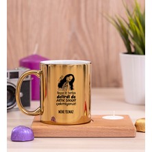 Hediye Dükkanı Kişiye Özel Herkes Delirdi Tasarım Esprili Ahşap Altlıklı Mumlu Gold  Kupa Bardak