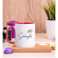 Hediye Dükkanı Kişiye Özel Papatya Tasarımlı Isimli Ahşap Altlıklı Mumlu Kırmızı Kupa Bardak