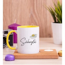 Hediye Dükkanı Kişiye Özel Papatya Tasarımlı Isimli Ahşap Altlıklı Mumlu Sarı Kupa Bardak