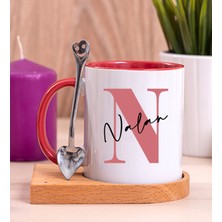 Hediye Dükkanı Kişiye Özel Baş Harfli Üzeri Isim Yazılı Ahşap Altlıklı Kırmızı Kupa Bardak