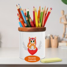 Asilmeydan Kanatlı Kalp Üstinde Sevimli Kedicik Ahşap Seramik Kalemlik-134