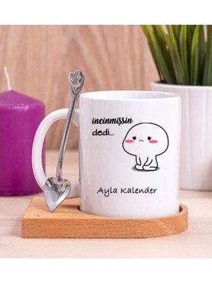 Hediye Dükkanı Kişiye Özel Incinmişsin Dedi Tasarım Esprili Ahşap Altlıklı Beyaz Kupa Bardak