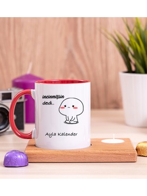 Hediye Dükkanı Kişiye Özel Incinmişsin Dedi Tasarım Esprili Ahşap Altlıklı Mumlu Kırmızı Kupa Bardak