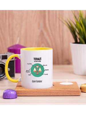 Hediye Dükkanı Kişiye Özel Terazi Burcuna Hediye Ahşap Altlıklı Mumlu Sarı Kupa Bardak